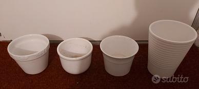 Vasi in terracotta bianchi e colorati