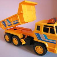 Camion a cassone a frizione.