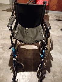 Sedia carrozzina richiudibile