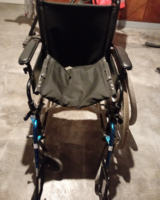 Sedia carrozzina richiudibile