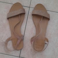 Sandali beige glitter e sandali blu con zeppa