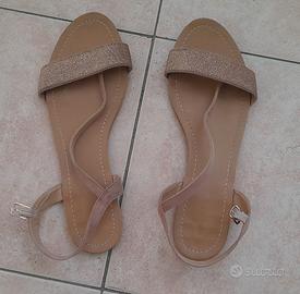 Sandali beige glitter e sandali blu con zeppa