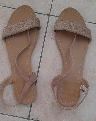 Sandali beige glitter e sandali blu con zeppa