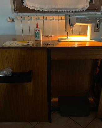 Macchina da cucire SINGER con mobiletto