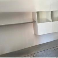 Parete attrezzata moderna bianco e grigio cemento