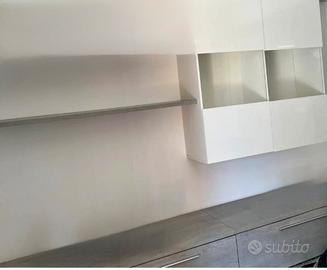 Parete attrezzata moderna bianco e grigio cemento