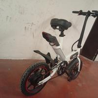 bicicletta elettrica con ruote piccole 