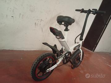 bicicletta elettrica con ruote piccole 