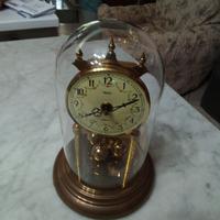 orologio in campana e bijoux da comodino 