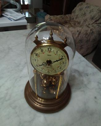 orologio in campana e bijoux da comodino 