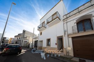 Abitazione indipendente su due livelli e scoperto