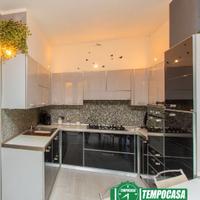 cucina compreso di tavolo + 4 sedie