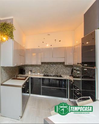 cucina compreso di tavolo + 4 sedie