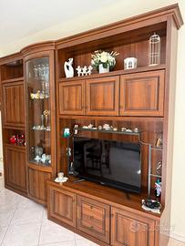 parete attrezzata con tavolo e sedie 