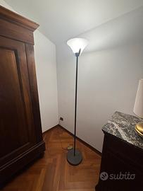 Lampada da terra  a intensità regolabile