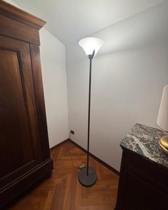 Lampada da terra  a intensità regolabile