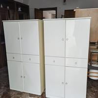 Coppia di mobili multiuso bianchi