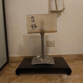 lampada con ideogrammi 