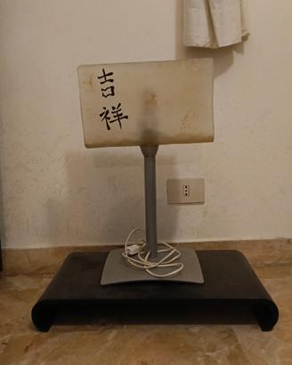 lampada con ideogrammi 