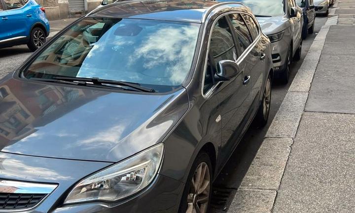 Opel Astra Sports Tourer 2011–Benzina, 140.000 km