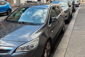 Opel Astra Sports Tourer 2011–Benzina, 140.000 km
