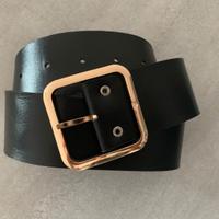 Cintura nera con fibbia dorata