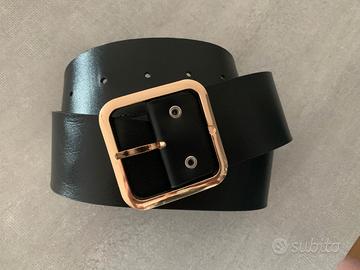 Cintura nera con fibbia dorata
