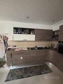Arredo completo (cucina, tavolo, madia, parete)