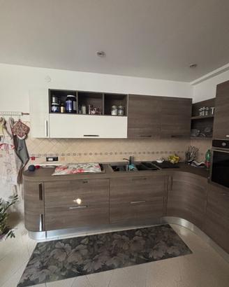 Arredo completo (cucina, tavolo, madia, parete)