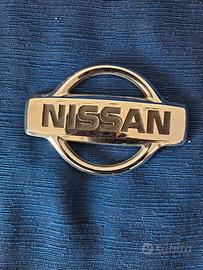 Logo anteriore Nissan MICRA K11