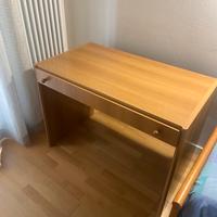 Scrivania in legno con ampio cassetto