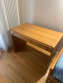 Scrivania in legno con ampio cassetto