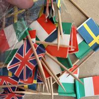 Set 50 Bandierine Assortite - Italia UK Svezia Spa