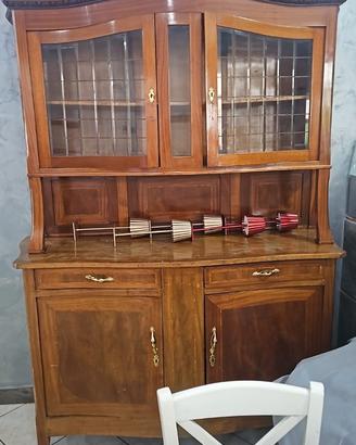 mobile in legno marrone 