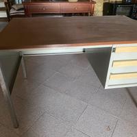 Scrivania in metallo e legno