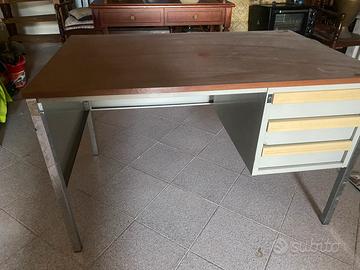 Scrivania in metallo e legno