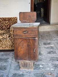 Quattro comodini in legno con cassettino