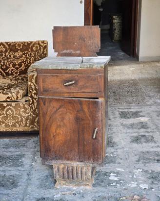 Quattro comodini in legno con cassettino