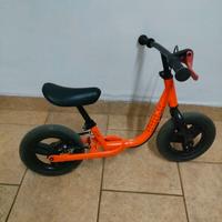 Bicicletta balance bike.