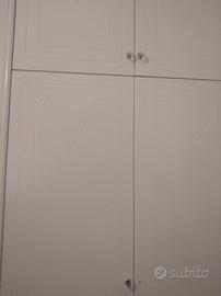 Armadio bianco da camera da letto