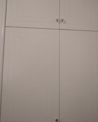 Armadio bianco da camera da letto