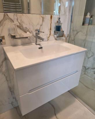 Mobile bagno sospeso design lavabo e miscelatore