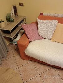 divano letto con cuscini 