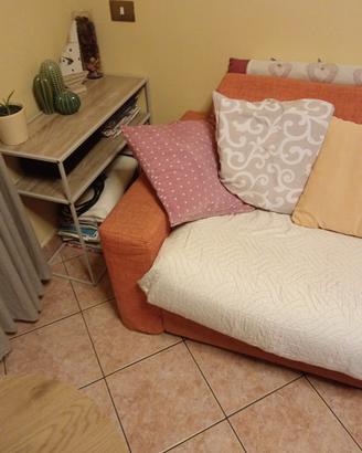 divano letto con cuscini 