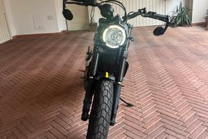 Moto ducati scrambler 803
