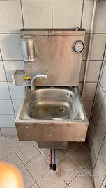 Lavandino con bollitore