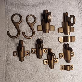 Cricchetti per vasistas e ganci