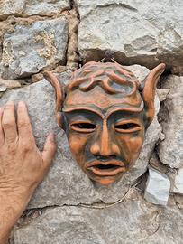 maschera in terracotta