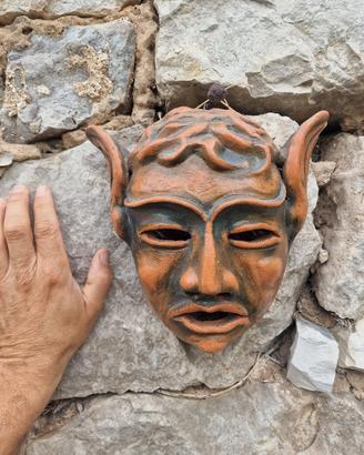 maschera in terracotta