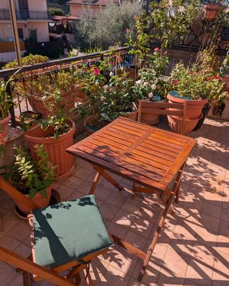 Set tavolo e sedie da esterno in legno